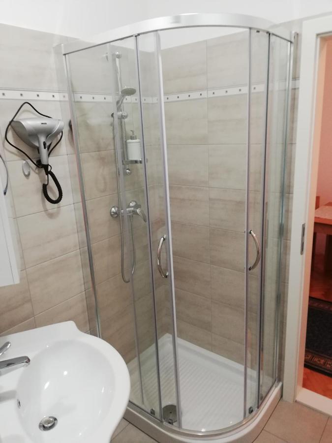 Sobe Sabec Bed and Breakfast Postojna Buitenkant foto